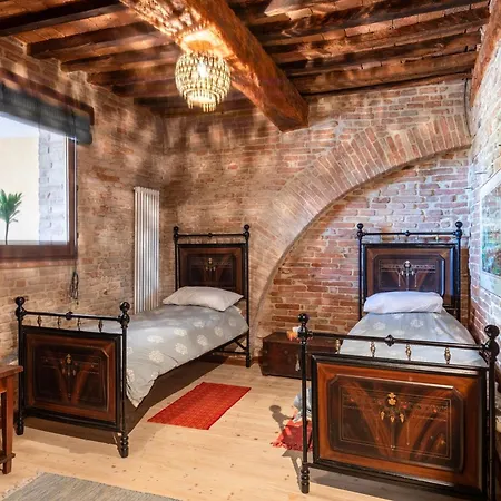 Tuscany - Townhouse - Sleeps 18 - Garden Near 펜션 *